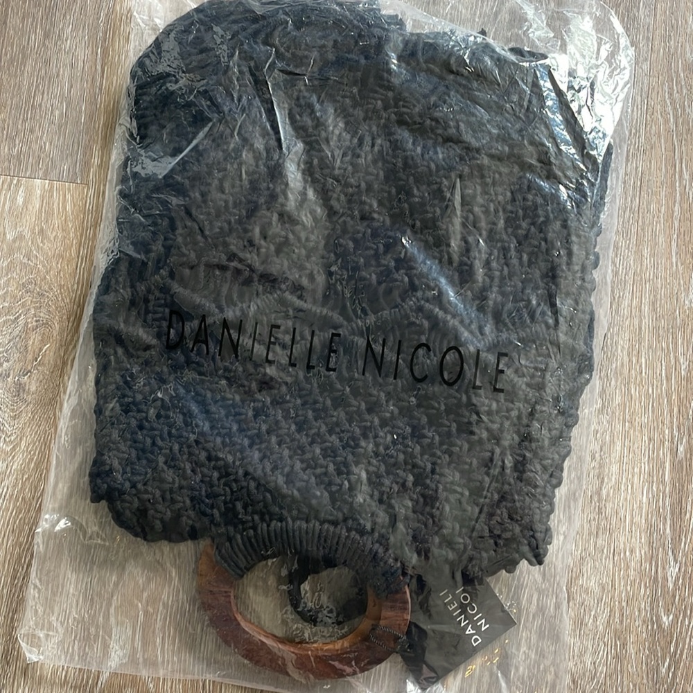 NWT Danielle Nicole. Lack weave bag, purse with wooden handles and strap - Picture 9 of 9